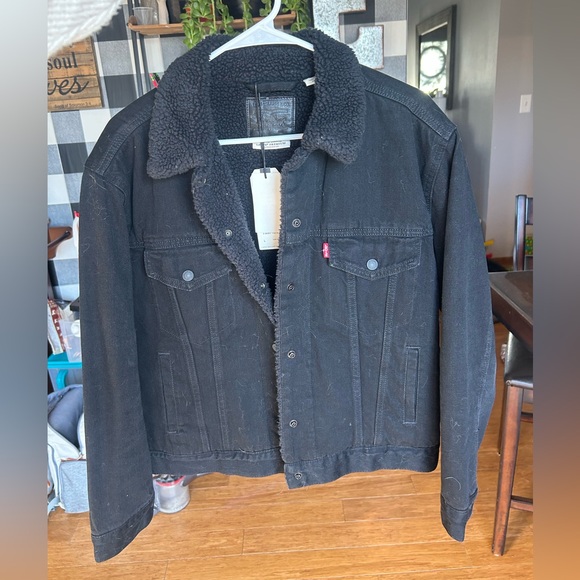New with tags Levi’s trucker jacket Sherpa lined black Jean material.. - Picture 1 of 6